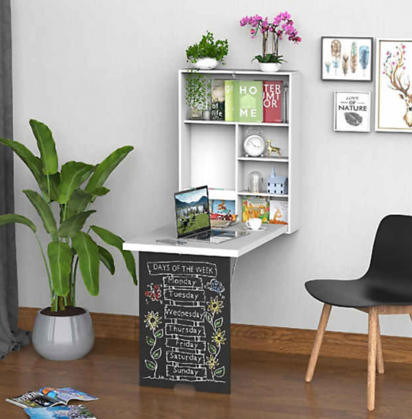 Meja kerja dengan dinding papan tulis untuk menulis catatan